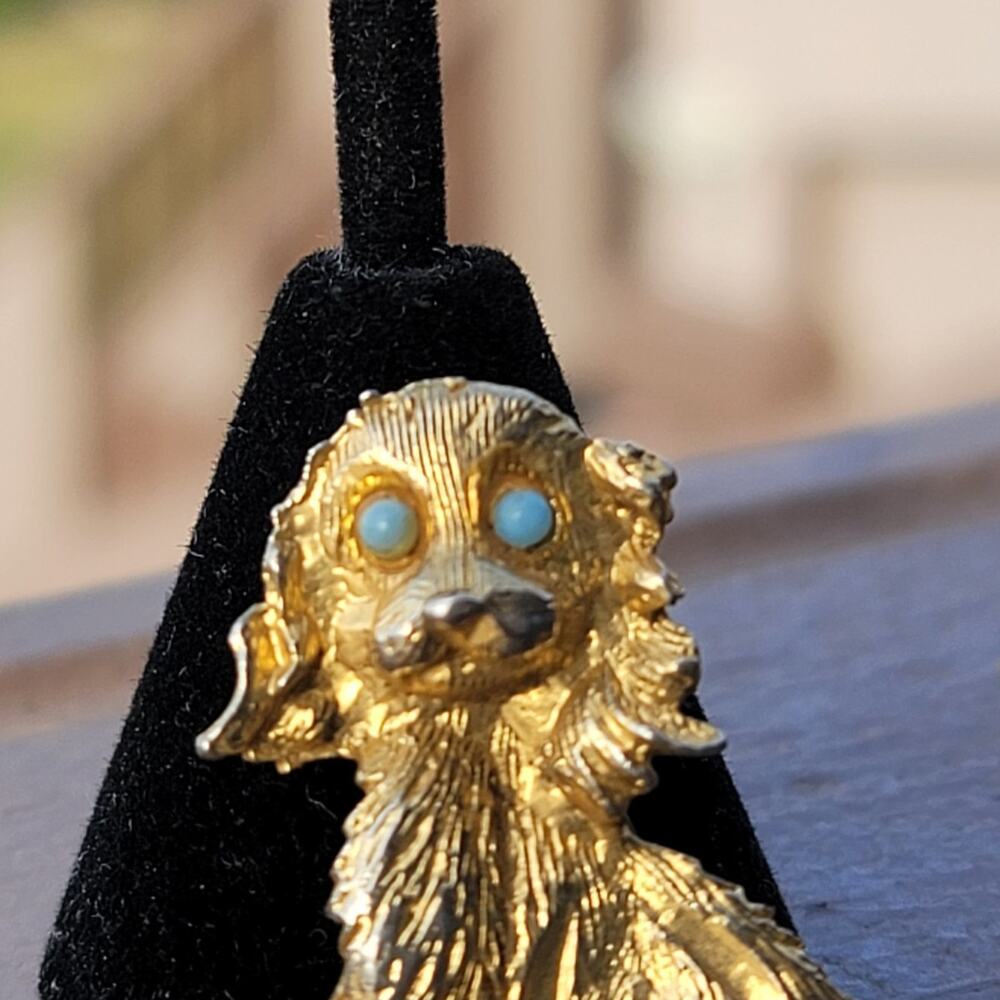 Vtg Gold Tone Spaniel Dog Blue Eyes Brooch Pin - Picture 2 of 3